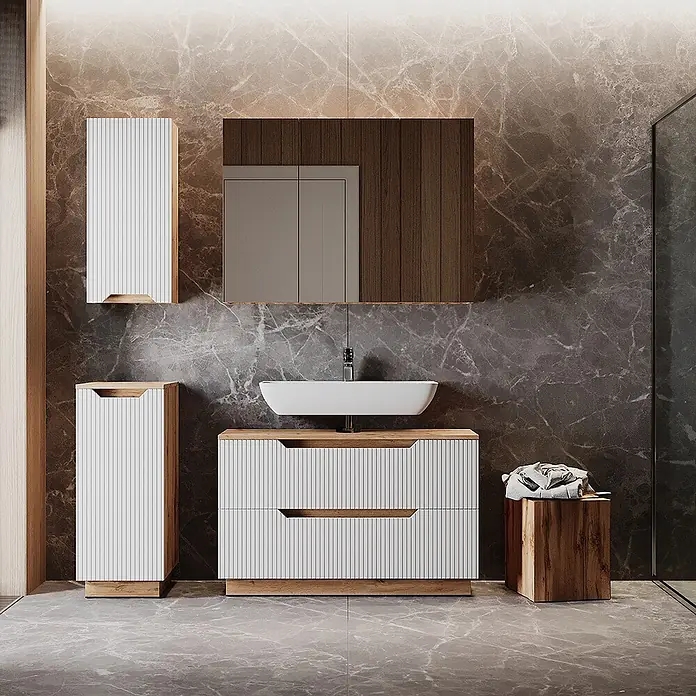 Vicco Badmöbel-Set Lotta Weiß 4 Teile - Weiß, Matt - Modernes Badmöbel-Set mit weißen geriffelten Schränken, Holzdetails und Aufsatzwaschbecken, um einen Spiegel arrangiert.