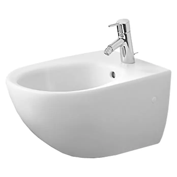Duravit Architec Wand-Bidet - 33 x 58 cm, Weiß, Keramik, Ohne Spezialglasur - Nahaufnahme eines modernen, weißen Wand-Bidets mit einem glänzenden Chromhahn, das in einem Badezimmer installiert ist.