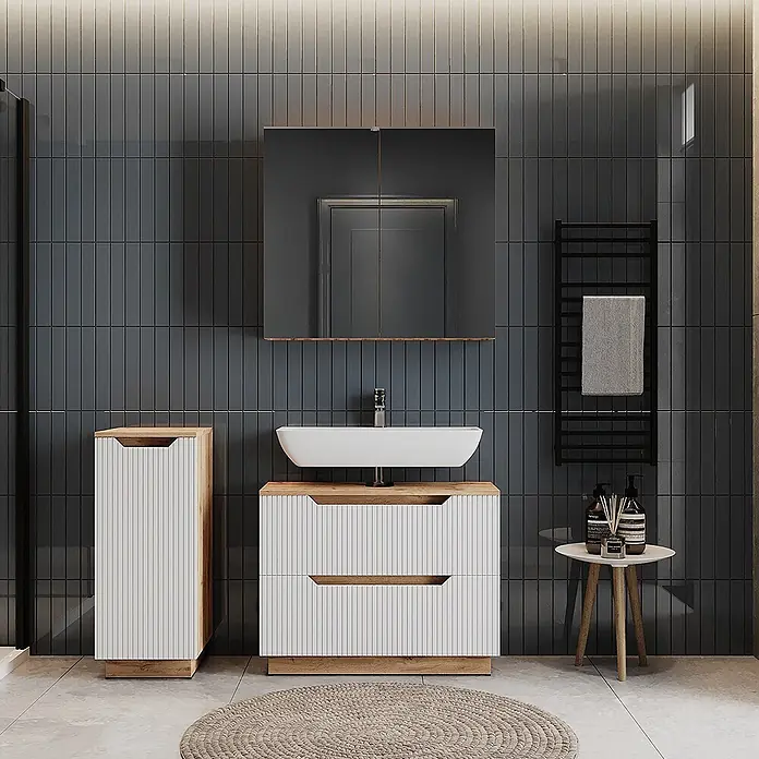 Vicco Badmöbel-Set Lotta Weiß 3 Teile - Weiß, Matt - Moderne weiße gerillte Badmöbel mit Holzplatte, passendem Hochschrank und Spiegelschrank in einem dunklen Badezimmer.