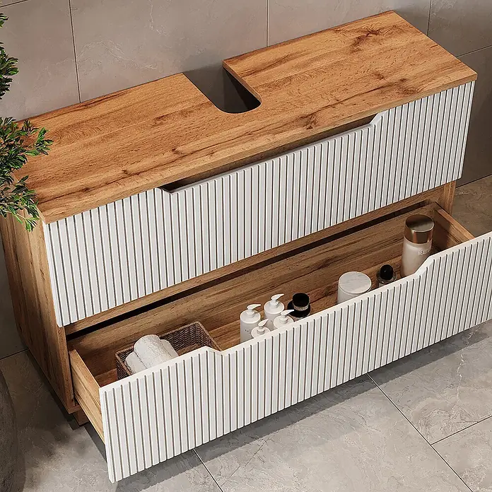 Vicco Badmöbel-Set Lotta Weiß 2 Teile - Weiß, Matt - Badezimmerschrank in Holzoptik mit weißen gerillten Schubladenfronten, eine Schublade offen mit Toilettenartikeln.