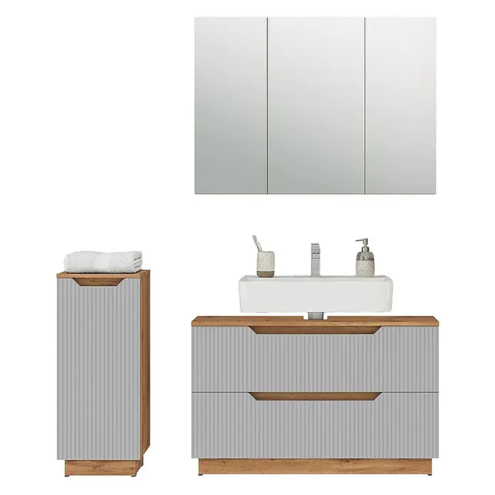 Vicco Badmöbel-Set Lotta Grau 3 Teile - Grau, Matt - Modernes Badmöbel-Set: hellgraue gerippte Waschtischkombination mit Becken, passender Hochschrank und dreifacher Spiegelschrank mit Holzdetails.