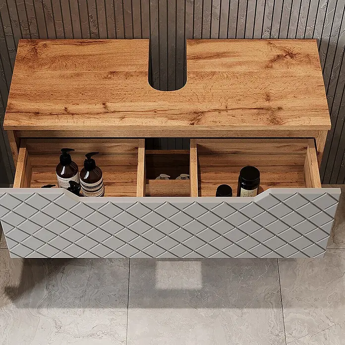 Vicco Badmöbel-Set Lotta Grau 2 Teile - Grau, Matt - Heller Holz-Badezimmerschrank mit grauer Rauten-Schublade, geöffnet mit Flaschen. Ausschnitt für Waschbecken oben.