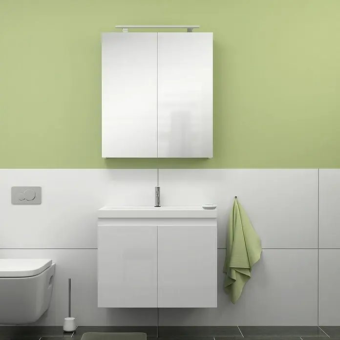 Camargue Espacio Badmöbel-Set G23 - 80 cm, Gama weiß glänzend - Badezimmer mit einem weißen Waschbeckenunterschrank, einem Spiegel und einer Toilette mit farblich passendem Handtuch.