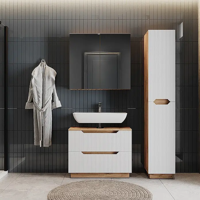 Vicco Badmöbel-Set Lotta Weiß 3 Teile - Weiß, Matt - Weißer gerippter Badezimmerschrank mit Holzplatte, Keramikwaschbecken und passendem Hochschrank im modernen Bad.