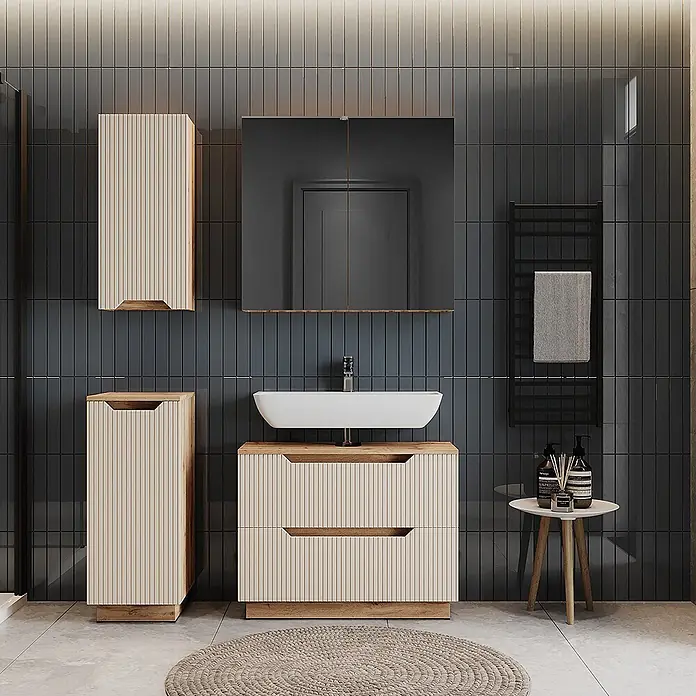 Vicco Badmöbel-Set Lotta Cashmere 4 Teile - Cashmere, Matt - Modernes Badmöbel-Set aus geriffeltem Creme und Holz mit Waschbecken, Wand- und Unterschrank in einem dunklen Badezimmer.