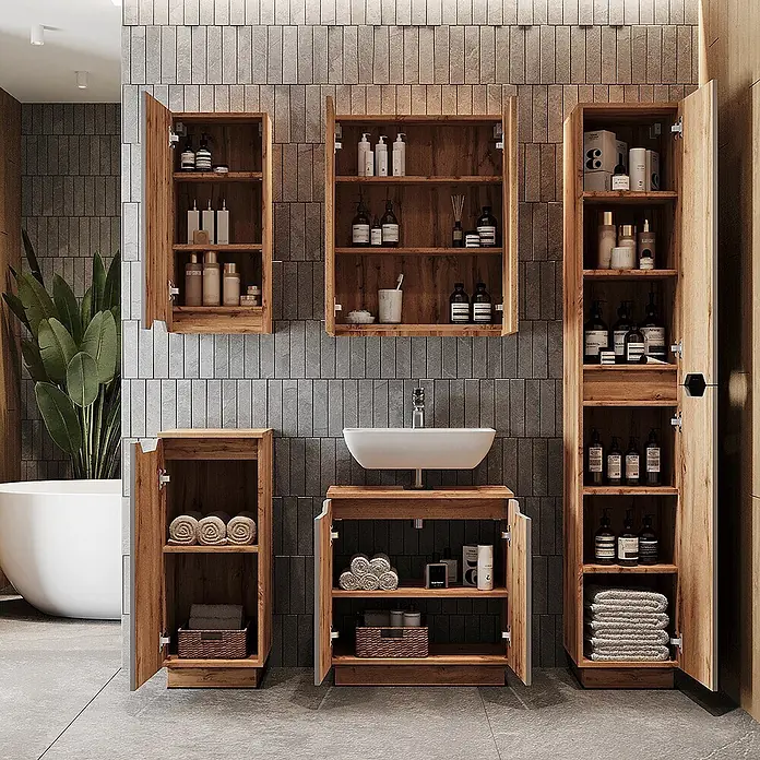 Vicco Badmöbel-Set Lotta Grau 3 Teile - Grau, Matt - Set heller Holzbadschränke mit offenen Türen, zeigt Toilettenartikel, Handtücher und ein weißes Waschbecken in einem modernen Bad.