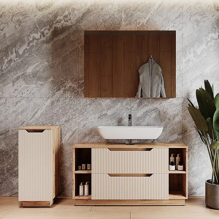 Vicco Badmöbel-Set Lotta Cashmere 3 Teile - Cashmere, Matt - Modernes Badmöbel-Set: helle Holzkommode mit geriffelten Paneelen, weißes Waschbecken, Hochschrank und Spiegelschrank aus dunklem Holz.