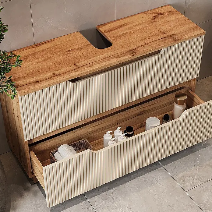 Vicco Badmöbel-Set Lotta Cashmere 2 Teile - Cashmere, Matt - Hölzerner Badezimmer-Waschtisch mit geriffelten beigen Schubladenfronten, eine offen mit Toilettenartikeln. Oberseite mit Waschbeckenausschnitt.