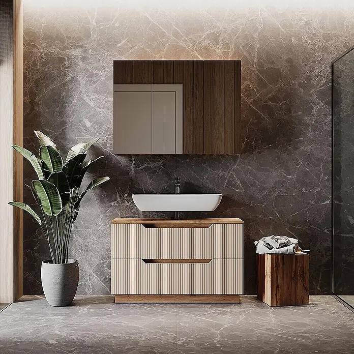 Vicco Badmöbel-Set Lotta Cashmere 2 Teile - Cashmere, Matt - Modernes Badezimmer-Waschtischset mit hellem Holzunterschrank, weißem Aufsatzwaschbecken und dunklem Holz- und hellgrauem Spiegelschrank an Marmorwand.