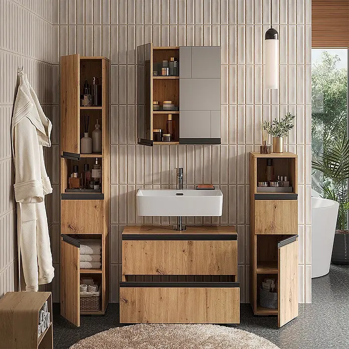 Vicco Badmöbel-Set Torren Artisan 4 Teile - Artisan-Eiche, Matt - Modernes Badmöbel-Set aus hellem Holz mit dunklen Akzenten, bestehend aus Waschtischunterschrank, Spiegelschrank und Hochschränken, in einem zeitgenössischen Badezimmer.