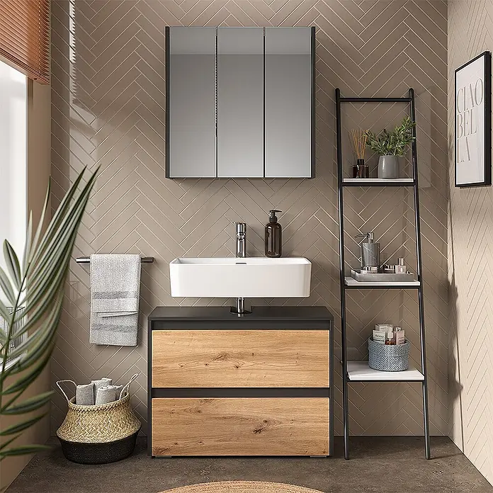 Vicco Badmöbel-Set Majest Artisan 2 Teile - Artisan-Eiche, Matt - Moderner Badschrank mit weißem Rechteckwaschbecken, dunkelgrauer Arbeitsplatte und zwei hellen Holzschubladen, vor Fischgrätwand.