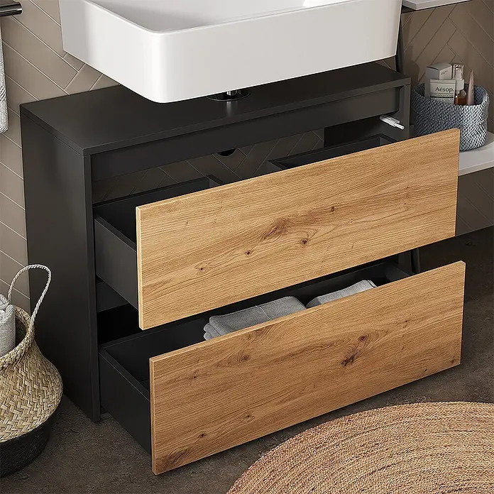 Vicco Badmöbel-Set Majest Artisan 2 Teile - Artisan-Eiche, Matt - Dunkelgrauer Badezimmerschrank mit weißem Waschbecken, zwei geöffneten Holzschubladen zeigen Handtücher. Modernes Badambiente.