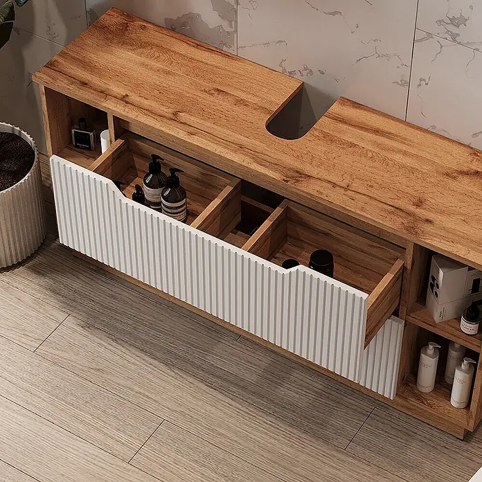 Vicco Badmöbel-Set Lotta Weiß 3 Teile - Weiß, Matt - Moderner Holz-Badezimmerschrank mit weißer geriffelter Schublade, teilweise offen, zeigt Toilettenartikel. Mit Waschbeckenausschnitt und Seitenregalen.