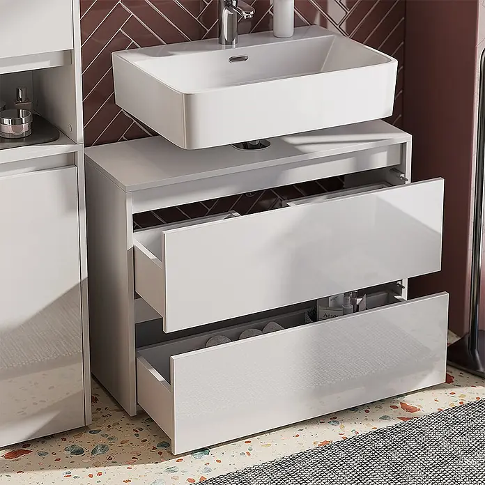 Vicco Badmöbel-Set Majest Weiß Hochglanz 3 Teile - Weiß Hochglanz, Matt - Weißer Hochglanz-Badunterschrank mit Waschbecken und zwei geöffneten Schubladen, mit Toilettenartikeln, neben einem hohen Schrank.