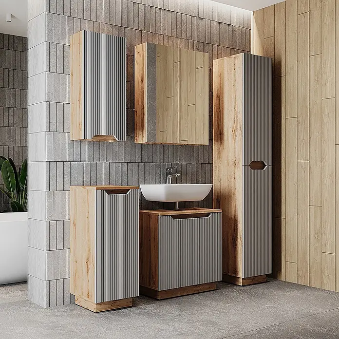 Vicco Badmöbel-Set Lotta Grau 5 Teile - Grau, Matt - Modernes Badmöbelset mit hellen Holzoptik- und geriffelten grauen Schränken, Spiegel und Waschbecken in einem Badezimmer.