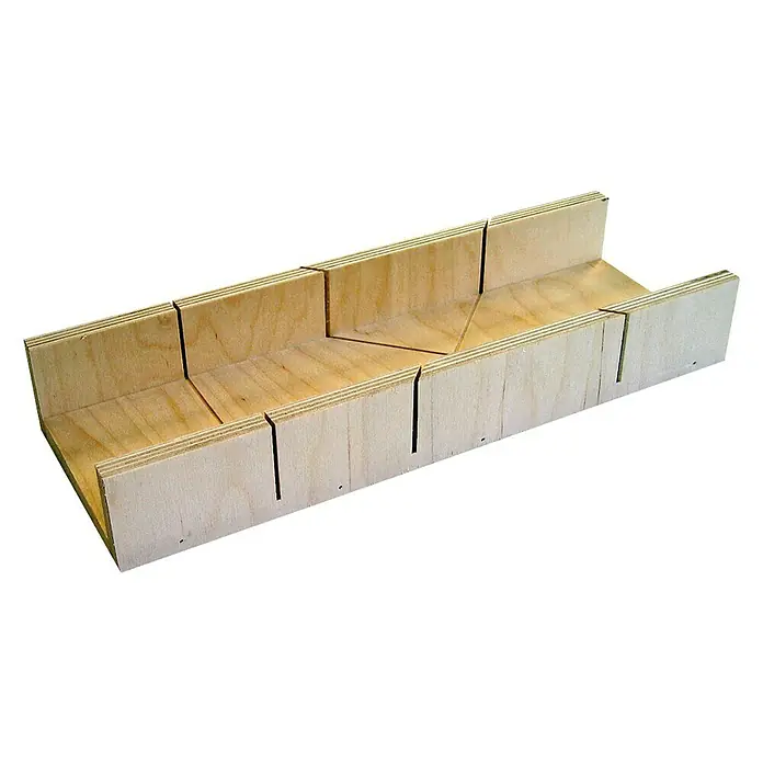 Wisent Gehrungsschneidlade - 350 x 100 mm - Nahaufnahme einer Gehrungslade aus Holz, die zum präzisen Schneiden von Winkeln verwendet wird, ideal für Holzbearbeitungsprojekte.