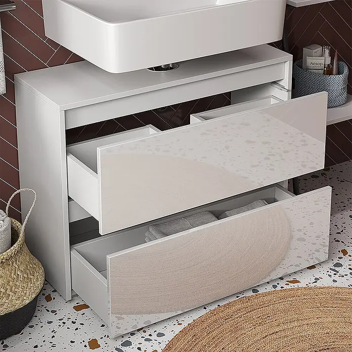 Vicco Badmöbel-Set Majest Weiß Hochglanz 2 Teile - Weiß Hochglanz, Matt - Weißer Badunterschrank mit Waschbecken und zwei offenen, weiß-beige gesprenkelten Schubladen mit Handtüchern.
