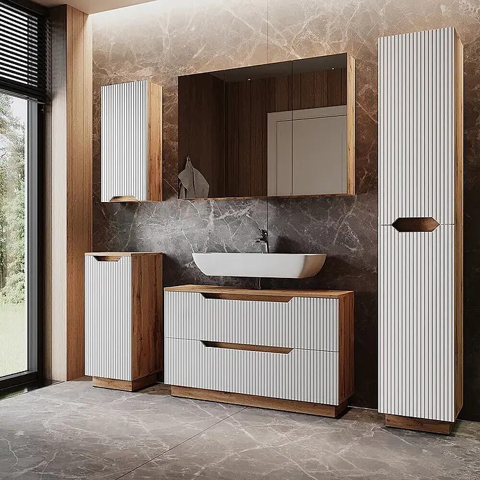 Vicco Badmöbel-Set Lotta Weiß 5 Teile - Weiß, Matt - Modernes Badezimmermöbel-Set mit Holzdetails und weißen Lamellenfronten, bestehend aus Waschtischunterschrank, Hänge- und Hochschrank in einem Marmorbad.