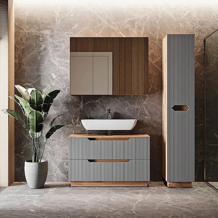 Vicco Badmöbel-Set Lotta Grau 3 Teile - Grau, Matt - Moderne Badmöbel mit geriffelten graugrünen Fronten, Holzdetails und weißem Waschbecken vor Marmorwänden.