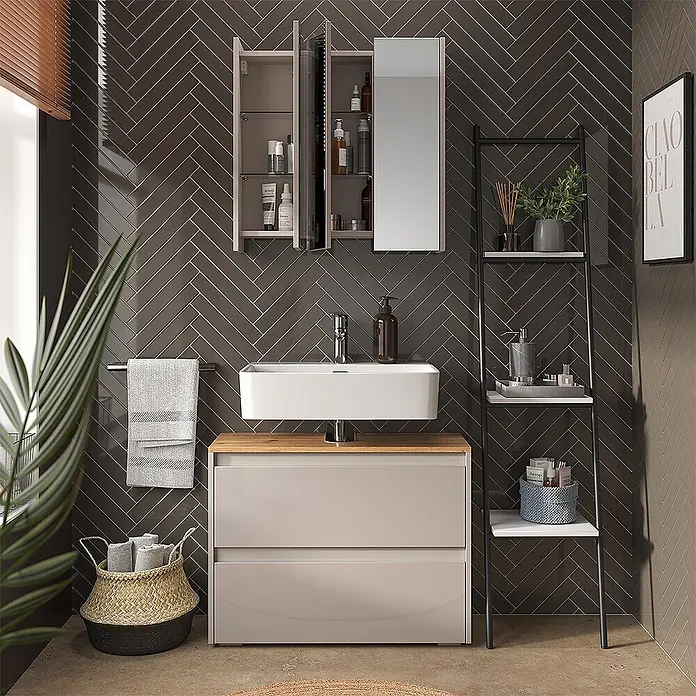 Vicco Badmöbel-Set Majest Cashmere 2 Teile - Cashmere, Matt - Modernes Badezimmer mit hellbeigem Waschtisch, weißem Waschbecken und Holzplatte, ergänzt durch einen Spiegelschrank und ein schwarzes Leiterregal.