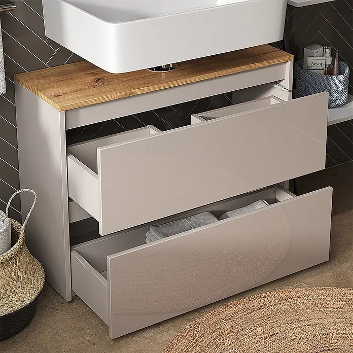 Vicco Badmöbel-Set Majest Cashmere 2 Teile - Cashmere, Matt - Helle beigefarbene Badmöbel mit Holzplatte, weißem Waschbecken und zwei offenen Schubladen, eine mit Handtüchern.