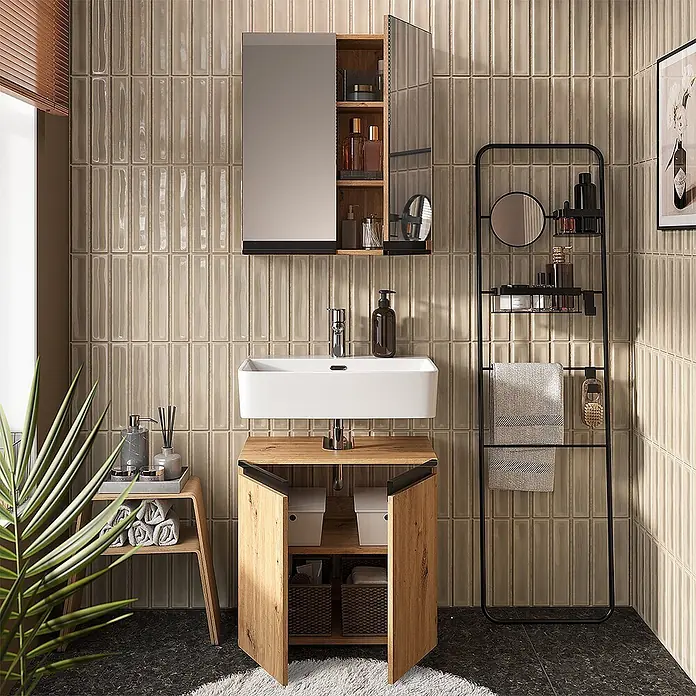 Vicco Badmöbel-Set Torren Artisan 2 Teile - Artisan-Eiche, Matt - Modernes Badezimmer mit weißem, rechteckigem Waschbecken, hellem Holzwaschtisch, Spiegelschrank und schwarzem Metallregal.