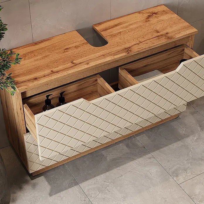 Vicco Badmöbel-Set Lotta Cashmere 5 Teile - Cashmere, Matt - Badezimmermöbel aus Holz mit cremefarbenen, rautenförmigen Schubladenfronten und Waschtisch-Ausschnitt. Eine Schublade ist geöffnet und zeigt Gegenstände.