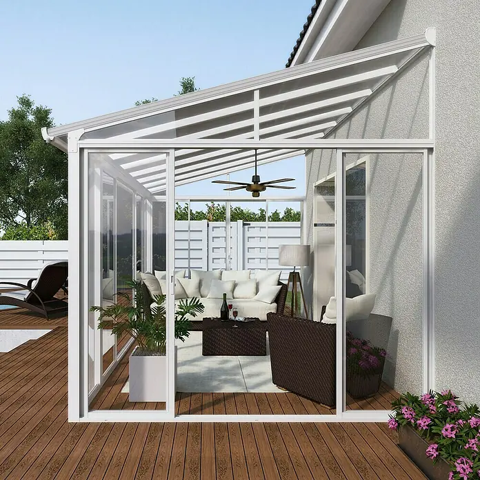 Palram – Canopia Wintergarten San Remo - B x T x H: 4,25 x 3 x 3,1 m, Verkehrsweiß - Das Bild zeigt einen Wintergarten mit einer eleganten weißen Rahmenkonstruktion und gemütlichen Möbeln für entspannte Stunden im Freien.
