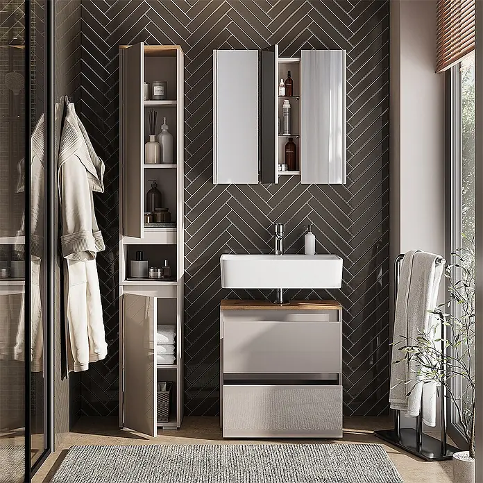 Vicco Badmöbel-Set Majest Cashmere 3 Teile - Cashmere, Matt - Heller grauer Waschtisch mit weißem Rechteckwaschbecken, Holzplatte und Spiegelschrank, vor einer dunklen Fischgrätwand.