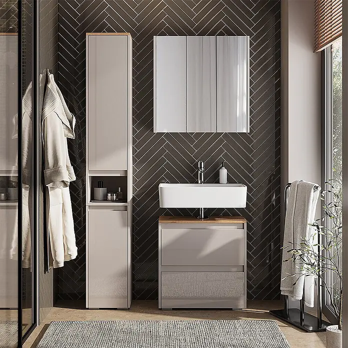 Vicco Badmöbel-Set Majest Cashmere 3 Teile - Cashmere, Matt - Koordiniertes greige Badmöbel-Set: hoher Schrank, Waschtisch mit weißem Becken & Holzplatte, Spiegelschrank, im modernen gefliesten Bad.