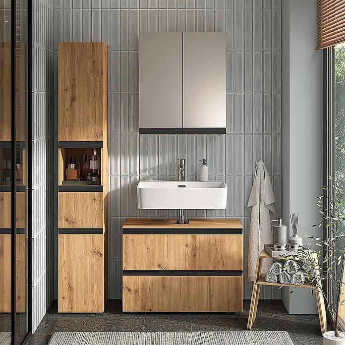 Vicco Badmöbel-Set Torren Artisan 3 Teile,mit Hochschrank - Artisan-Eiche, Matt - Modernes Badezimmer mit Waschtisch und Hochschrank aus hellem Holz mit schwarzen Akzenten, weißem Waschbecken und Spiegelschrank.