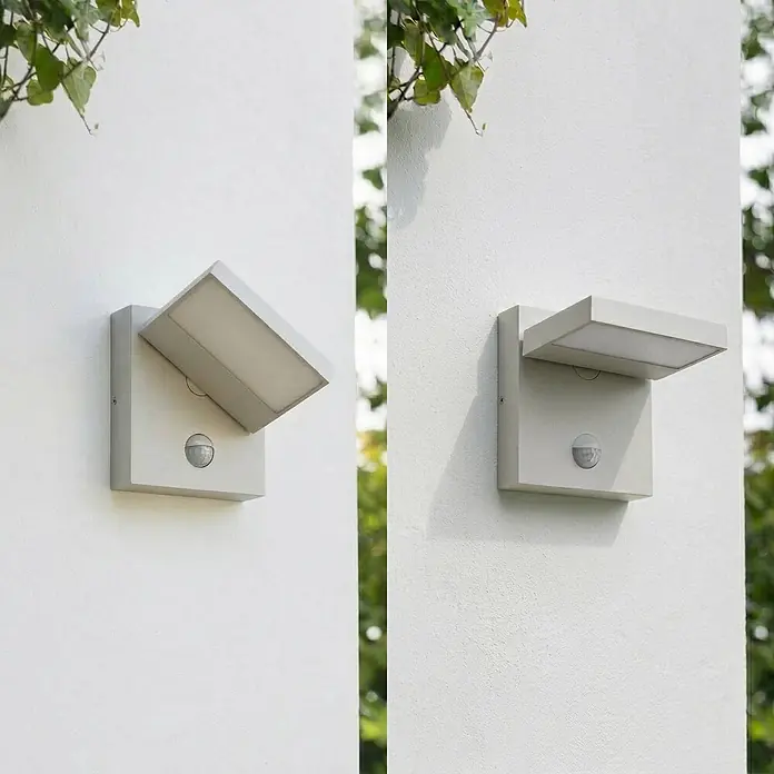 Lucande Außenwandleuchte Silvan - alu / grau / zink, alu / grau / zink, IP54 - Verstellbare hellgraue Außenwandleuchte mit Bewegungssensor, an einer Wand montiert.