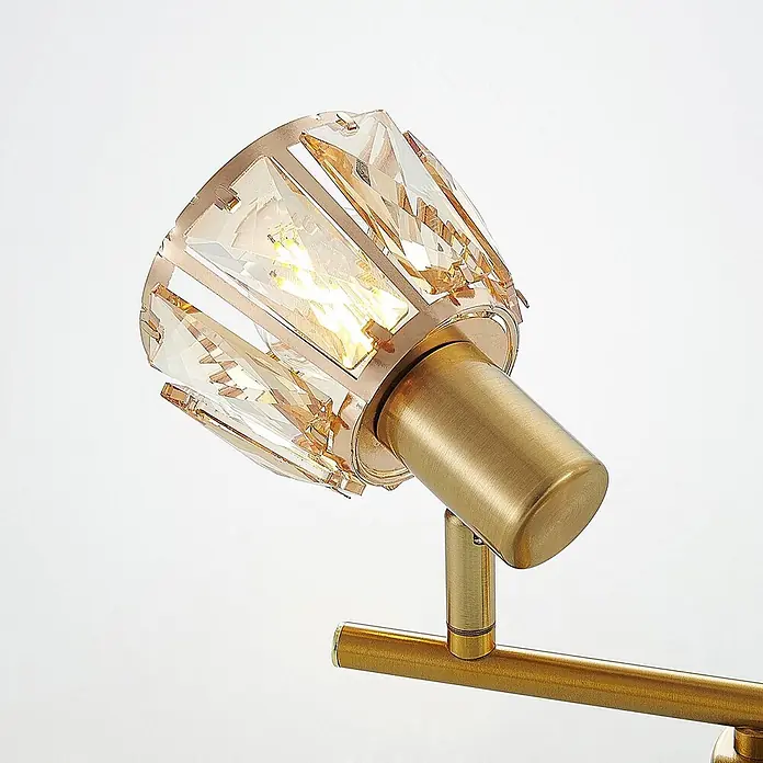 Lindby Deckenleuchte Kosta - messing / gold, E14 - Messing-Spotlight mit facettiertem Bernsteinkristallschirm und leuchtender Glühbirne.