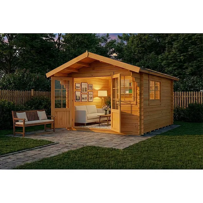 Alpholz Gartenhaus Gabriel 300 x 400 cm - Außenmaß inkl. Dachüberstand (B x T): 338 x 467 cm, Holz, Pinie - Gemütliche helle Gartenhütte aus Holz mit offener Front, die einen Wohnbereich mit weißem Sofa zeigt. Eine Holzbank steht auf der gepflasterten Terrasse.