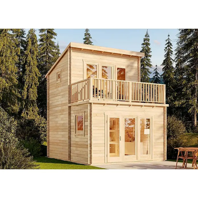 Alpholz Gartenhaus Manhattan - Außenmaß inkl. Dachüberstand (B x T): 400 x 510 cm, Holz, Naturbelassen - Zweistöckiges helles Holzgartenhaus mit Balkon, eingebettet zwischen hohen grünen Bäumen.