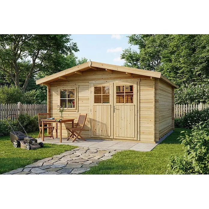 Alpholz Gartenhaus Valeria - Außenmaß inkl. Dachüberstand (B x T): 438 x 427 cm, Holz, Naturbelassen - Ein helles Holzgartenhaus in einem sonnigen Garten mit kleiner Terrasse, Tisch und Stühlen. Ein Rasenmäher steht daneben im Gras.