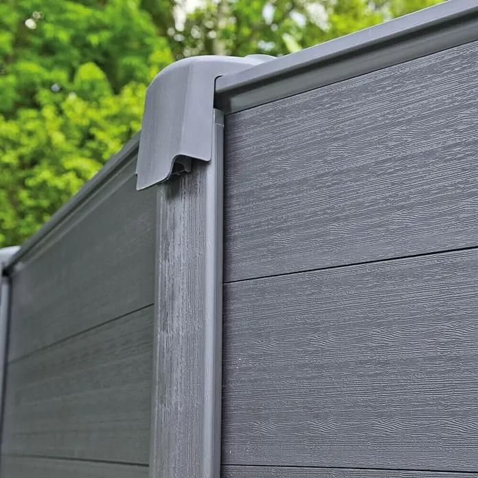 Intex Frame-Pool Graphite - Ø x H: 478 x 124 cm, Anthrazit, 16.805 l - Nahaufnahme eines grauen WPC-Zauns mit markanten Holzmaserungen und einer robusten Eckabdeckung, ideal für stilvolle Gartengestaltung.