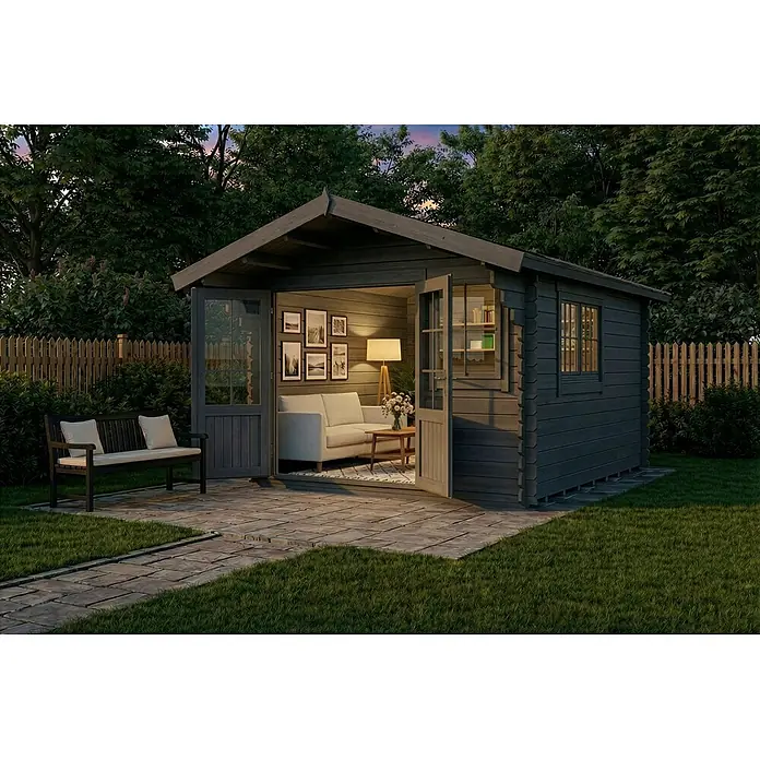 Alpholz Gartenhaus Gabriel 300 x 400 cm - Außenmaß inkl. Dachüberstand (B x T): 338 x 467 cm, Holz, Grau - Eine dunkelgraue Gartenhütte aus Holz, beleuchtet und gemütlich eingerichtet, in einem grünen Garten bei Dämmerung.