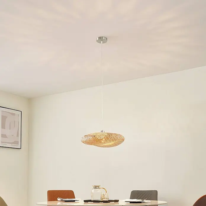 Lindby Pendelleuchte Eleane - L x B x H: 50 x 50 x 18 cm, Holz hell, bambus natur, E27 - Geflochtene, elliptische Pendelleuchte aus Naturmaterial, die einen Esstisch beleuchtet.