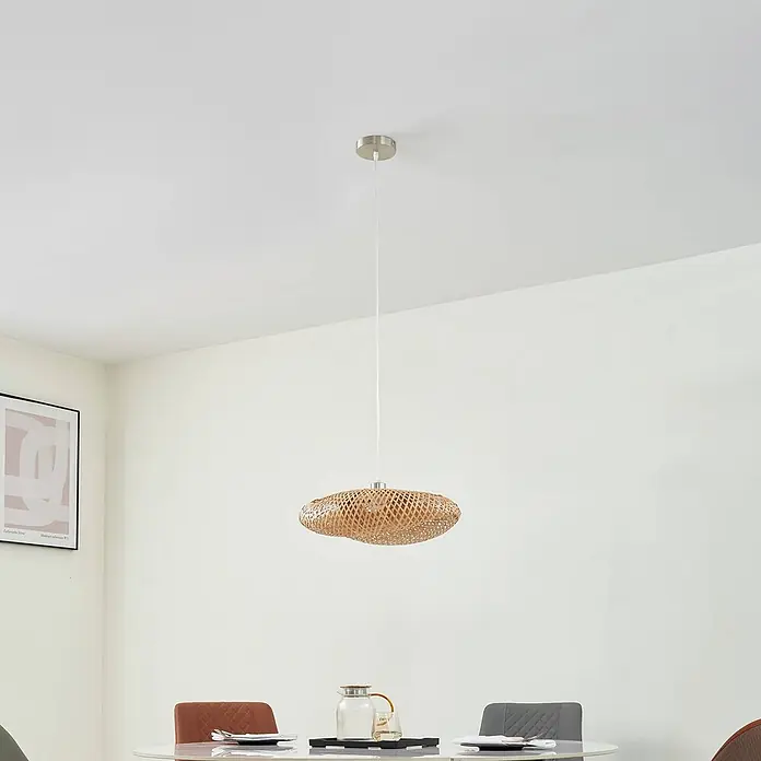 Lindby Pendelleuchte Eleane - L x B x H: 50 x 50 x 18 cm, Holz hell, bambus natur, E27 - Natürliche Rattan-Pendelleuchte, gewebt, über einem Esstisch.