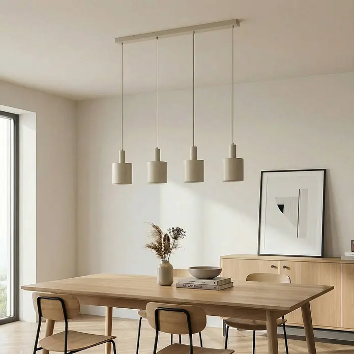 Lindby Pendelleuchte Ovelia - creme / amber, beige, E27 - Vier beige zylindrische Pendelleuchten hängen von einer rechteckigen Deckenstange und beleuchten einen Esstisch in einem modernen Raum.