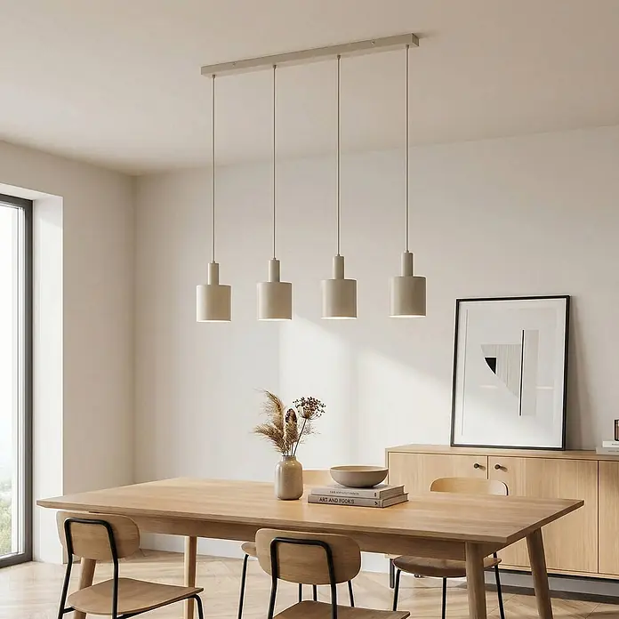Lindby Pendelleuchte Ovelia - creme / amber, beige, E27 - Vier beige zylindrische Pendelleuchten hängen von einer rechteckigen Stange über einem Esstisch.