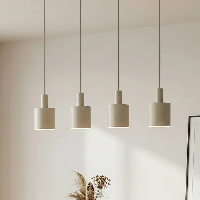Lindby Pendelleuchte Ovelia - creme / amber, beige, E27 - Vier minimalistische, zylindrische beige Pendelleuchten hängen von der Decke, dezent beleuchtet.