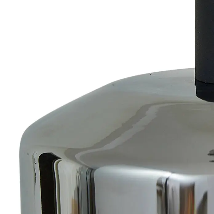 Lindby Pendelleuchte in rauchgrau transparent, schwarz matt, Hängelampe -  - Gekrümmte, glänzende Chromoberfläche mit schwarzem Detail, Teil eines modernen Geräts.