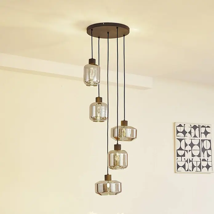 Lindby Pendelleuchte in rauchgrau transparent, schwarz matt, Hängelampe -  - Fünfflammige Pendelleuchte mit runder, dunkler Basis und Rauchglas-Schirmen unterschiedlicher Form, von der Decke hängend.