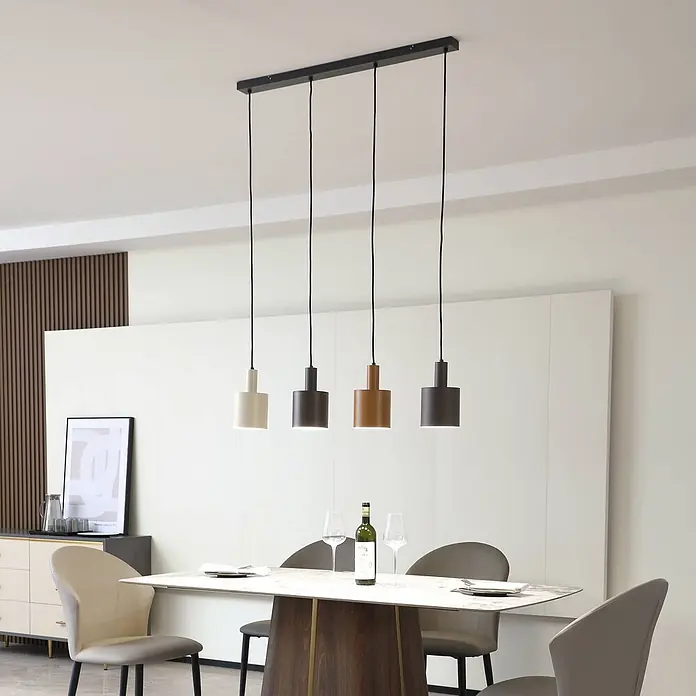Lindby Pendelleuchte Ovelia - L x B x H: 84 x 13 x 21,5 cm, braun / rost, dunkelbraun, kaffeebraun, beige, E27 - Moderne lineare Pendelleuchte mit vier zylindrischen Lampen in verschiedenen Erdtönen, über einem Esstisch.