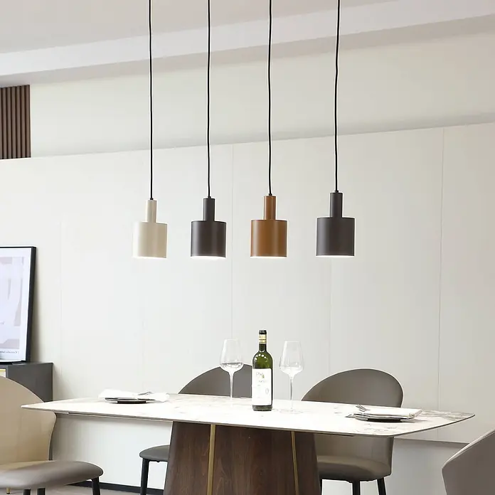 Lindby Pendelleuchte Ovelia - L x B x H: 84 x 13 x 21,5 cm, braun / rost, dunkelbraun, kaffeebraun, beige, E27 - Vier moderne Pendelleuchten in verschiedenen matten Farben beleuchten einen Esstisch.
