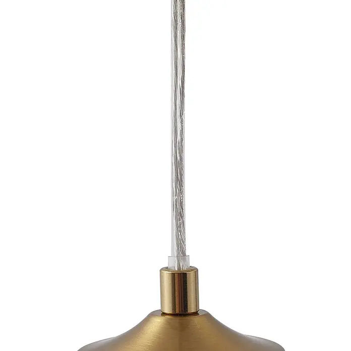 Lindby Pendelleuchte Piatra - L x B x H: 44,5 x 44,5 x 150 cm, creme / amber, amber, messing, G9 - Nahaufnahme des messingfarbenen Verbindungsstücks einer Pendelleuchte, klares Aufhängungskabel mit Silberdrähten.