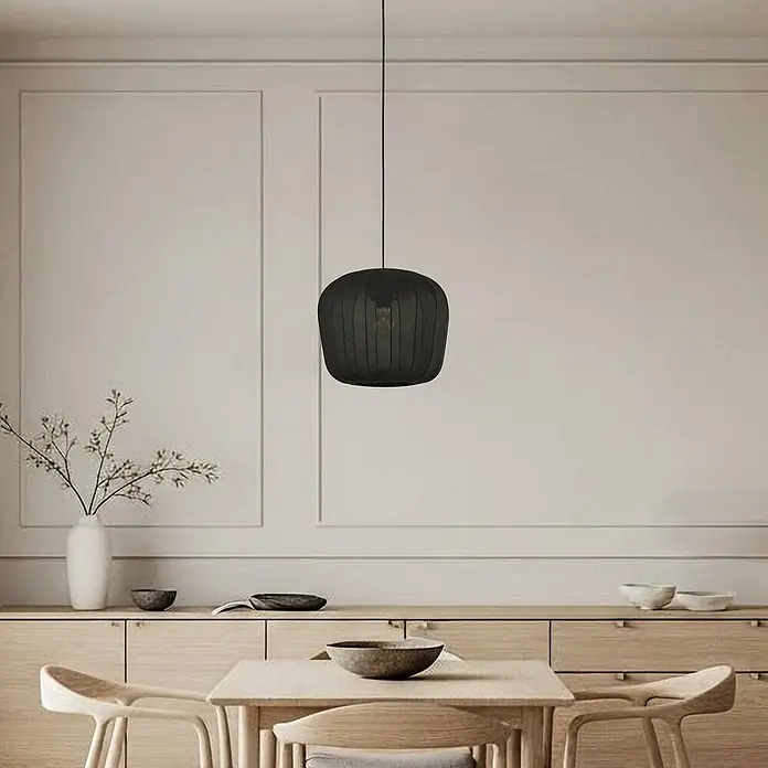 Lindby Pendelleuchte Helin - L x B x H: 35 x 35 x 30 cm, schwarz, Schwarz, E27 - Eine schwarze, abgerundete Pendelleuchte mit Netzstruktur, die über einem Holztisch in einem modernen Raum hängt.