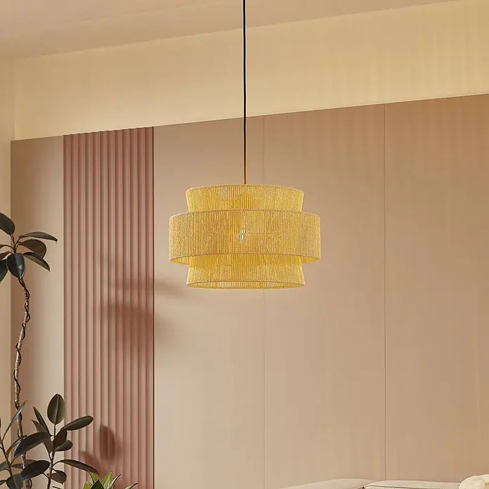 Lindby Pendelleuchte Anuva - L x B x H: 45 x 45 x 28 cm, Holz hell, natur, beige, E27 - Eine gestufte gelbe geflochtene Pendelleuchte hängt in einem Raum.